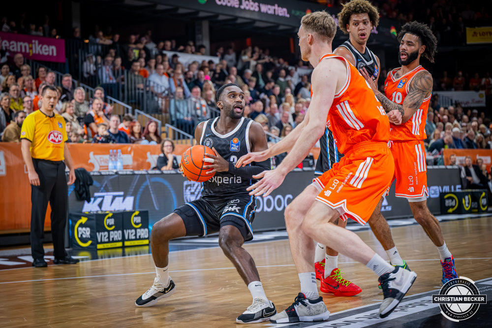 1. Basketball Bundesliga, easyCredit BBL, Saison 2025/2026, Herren, Hauptrunde, 9. Spieltag, 07.12.2025, RASTA Vechta - Veolia Hamburg Towers
Osaro Rich Igbineweka (#3 - Veolia Towers Hamburg) in Aktion
Schlüsselwörter: 07.12.2025;1. Bundesliga;7. Spieltag;BBL;Basketball;Hamburg;Hauptrunde;Liga;RASTA;RASTA Dome;Saison 2025/2026;Towers;Vechta;Veolia;easycredit