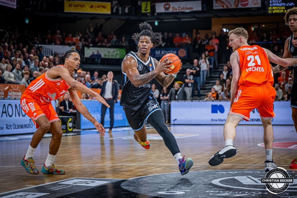 1. Basketball Bundesliga, easyCredit BBL, Saison 2025/2026, Herren, Hauptrunde, 9. Spieltag, 07.12.2025, RASTA Vechta - Veolia Hamburg Towers
Leonard Thorpe Jr (#2 - Veolia Towers Hamburg) in Aktion
Schlüsselwörter: 07.12.2025;1. Bundesliga;7. Spieltag;BBL;Basketball;Hamburg;Hauptrunde;Liga;RASTA;RASTA Dome;Saison 2025/2026;Towers;Vechta;Veolia;easycredit