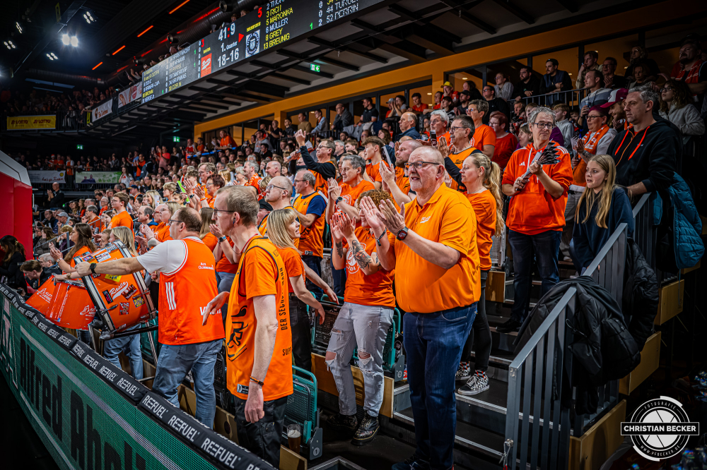 1. Basketball Bundesliga, easyCredit BBL, Saison 2025/2026, Herren, Hauptrunde, 9. Spieltag, 07.12.2025, RASTA Vechta - Veolia Hamburg Towers
Stefan Niemeyer (Gesch&auml;ftsf&uuml;hrender Gesellschafter - RASTA Vechta) beim Klettverschluss (Fanclub - RASTA Vechta)
Schlüsselwörter: 07.12.2025;1. Bundesliga;7. Spieltag;BBL;Basketball;Hamburg;Hauptrunde;Liga;RASTA;RASTA Dome;Saison 2025/2026;Towers;Vechta;Veolia;easycredit