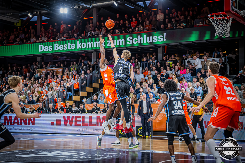 1. Basketball Bundesliga, easyCredit BBL, Saison 2025/2026, Herren, Hauptrunde, 9. Spieltag, 07.12.2025, RASTA Vechta - Veolia Hamburg Towers
TJ Bamba (#5 - RASTA Vechta) beim Jumpshot
Schlüsselwörter: 07.12.2025;1. Bundesliga;7. Spieltag;BBL;Basketball;Hamburg;Hauptrunde;Liga;RASTA;RASTA Dome;Saison 2025/2026;Towers;Vechta;Veolia;easycredit