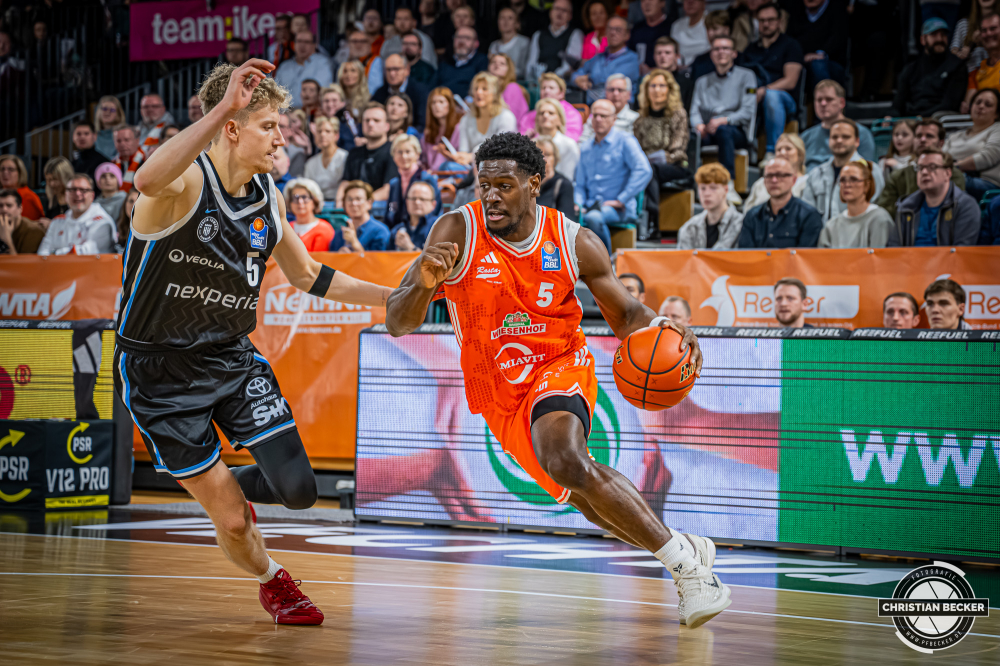 1. Basketball Bundesliga, easyCredit BBL, Saison 2025/2026, Herren, Hauptrunde, 9. Spieltag, 07.12.2025, RASTA Vechta - Veolia Hamburg Towers
TJ Bamba (#5 - RASTA Vechta) in Aktion
Schlüsselwörter: 07.12.2025;1. Bundesliga;7. Spieltag;BBL;Basketball;Hamburg;Hauptrunde;Liga;RASTA;RASTA Dome;Saison 2025/2026;Towers;Vechta;Veolia;easycredit