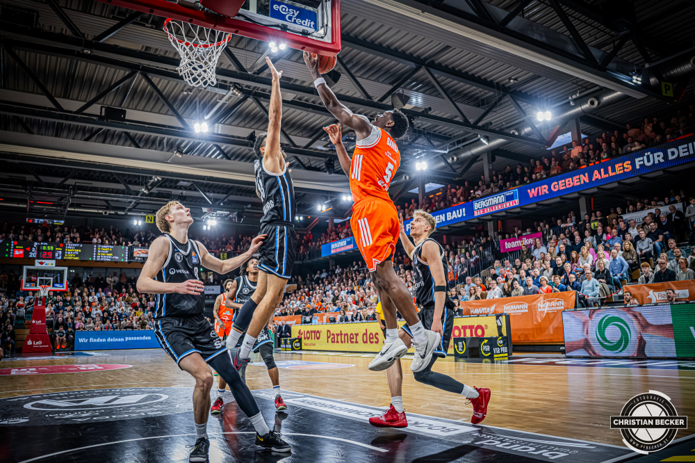 1. Basketball Bundesliga, easyCredit BBL, Saison 2025/2026, Herren, Hauptrunde, 9. Spieltag, 07.12.2025, RASTA Vechta - Veolia Hamburg Towers
TJ Bamba (#5 - RASTA Vechta) beim Korbleger
Schlüsselwörter: 07.12.2025;1. Bundesliga;7. Spieltag;BBL;Basketball;Hamburg;Hauptrunde;Liga;RASTA;RASTA Dome;Saison 2025/2026;Towers;Vechta;Veolia;easycredit