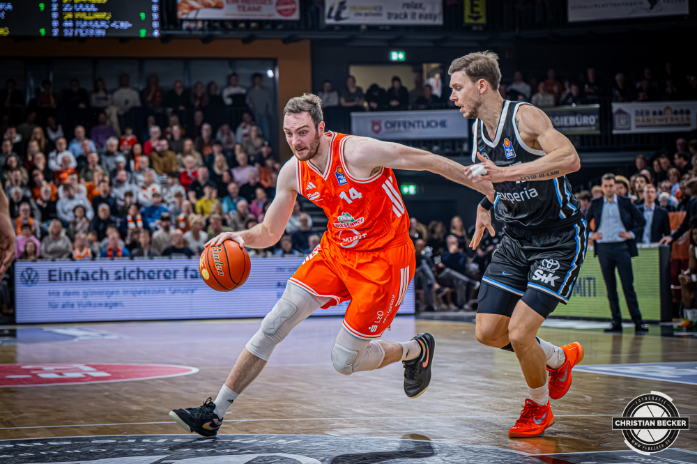 1. Basketball Bundesliga, easyCredit BBL, Saison 2025/2026, Herren, Hauptrunde, 9. Spieltag, 07.12.2025, RASTA Vechta - Veolia Hamburg Towers
Philipp Herkenhoff (#14 - RASTA Vechta) in Aktion
Schlüsselwörter: 07.12.2025;1. Bundesliga;7. Spieltag;BBL;Basketball;Hamburg;Hauptrunde;Liga;RASTA;RASTA Dome;Saison 2025/2026;Towers;Vechta;Veolia;easycredit