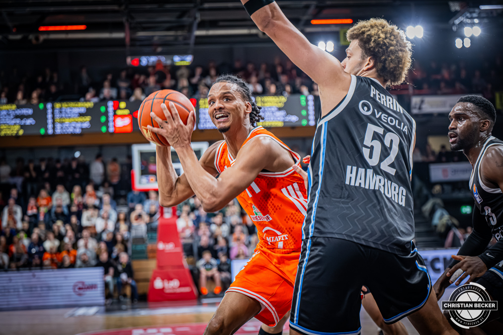 1. Basketball Bundesliga, easyCredit BBL, Saison 2025/2026, Herren, Hauptrunde, 9. Spieltag, 07.12.2025, RASTA Vechta - Veolia Hamburg Towers
Alonzo Verge (#11 - RASTA Vechta) in Aktion
Schlüsselwörter: 07.12.2025;1. Bundesliga;7. Spieltag;BBL;Basketball;Hamburg;Hauptrunde;Liga;RASTA;RASTA Dome;Saison 2025/2026;Towers;Vechta;Veolia;easycredit