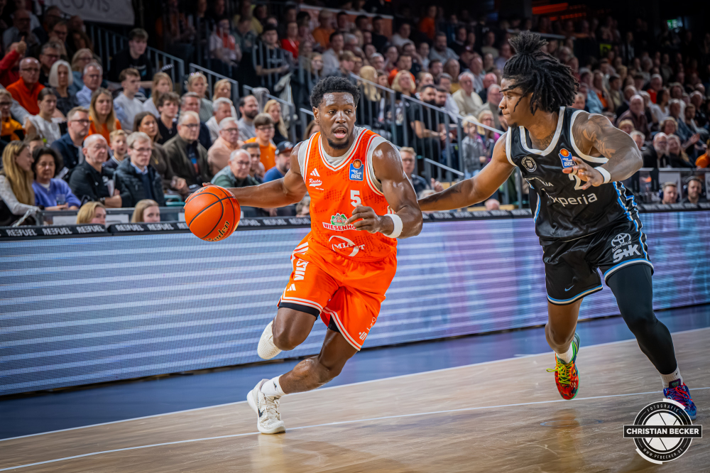 1. Basketball Bundesliga, easyCredit BBL, Saison 2025/2026, Herren, Hauptrunde, 9. Spieltag, 07.12.2025, RASTA Vechta - Veolia Hamburg Towers
TJ Bamba (#5 - RASTA Vechta) in Aktion
Schlüsselwörter: 07.12.2025;1. Bundesliga;7. Spieltag;BBL;Basketball;Hamburg;Hauptrunde;Liga;RASTA;RASTA Dome;Saison 2025/2026;Towers;Vechta;Veolia;easycredit