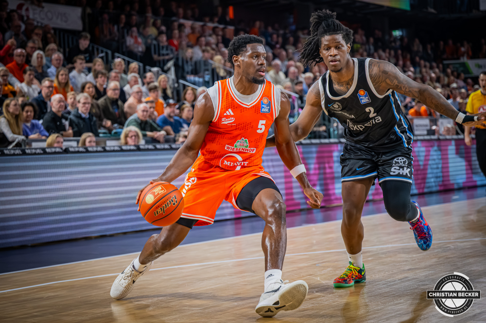 1. Basketball Bundesliga, easyCredit BBL, Saison 2025/2026, Herren, Hauptrunde, 9. Spieltag, 07.12.2025, RASTA Vechta - Veolia Hamburg Towers
TJ Bamba (#5 - RASTA Vechta) in Aktion
Schlüsselwörter: 07.12.2025;1. Bundesliga;7. Spieltag;BBL;Basketball;Hamburg;Hauptrunde;Liga;RASTA;RASTA Dome;Saison 2025/2026;Towers;Vechta;Veolia;easycredit