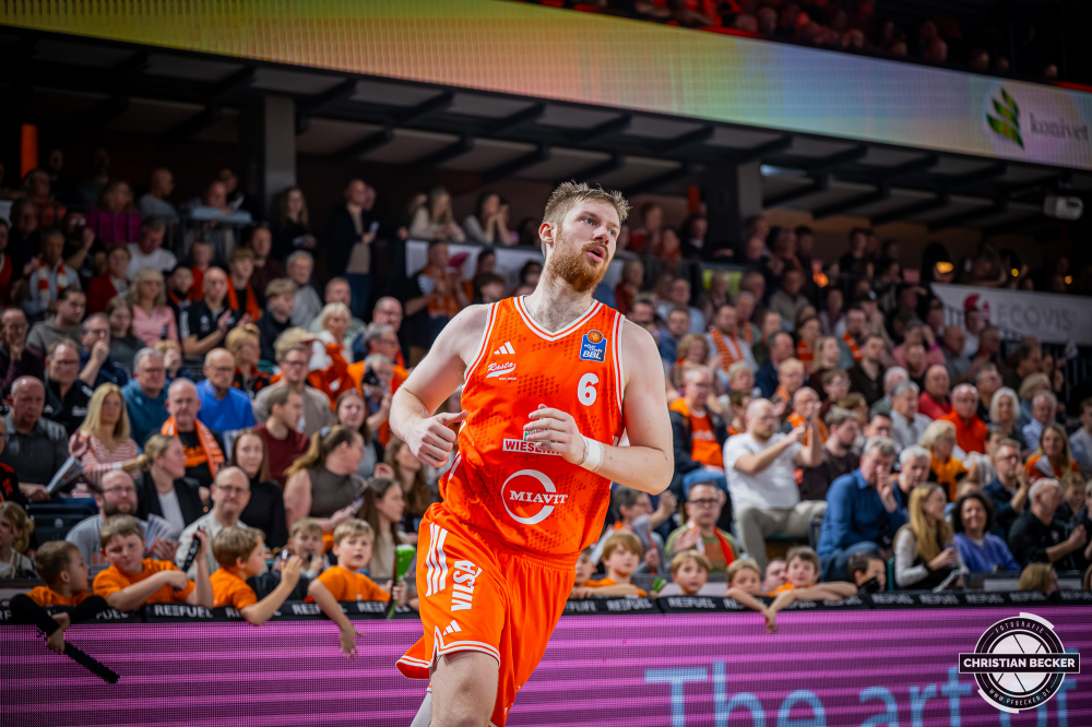 1. Basketball Bundesliga, easyCredit BBL, Saison 2025/2026, Herren, Hauptrunde, 9. Spieltag, 07.12.2025, RASTA Vechta - Veolia Hamburg Towers
Luc van Slooten (#6 - RASTA Vechta) w&auml;hrend der Partie
Schlüsselwörter: 07.12.2025;1. Bundesliga;7. Spieltag;BBL;Basketball;Hamburg;Hauptrunde;Liga;RASTA;RASTA Dome;Saison 2025/2026;Towers;Vechta;Veolia;easycredit