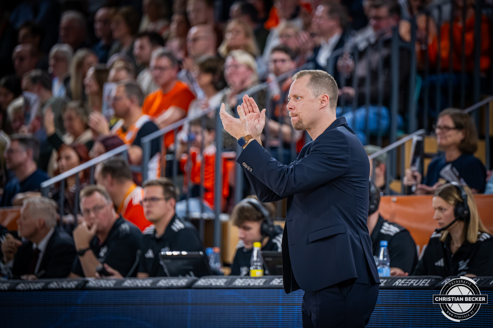 1. Basketball Bundesliga, easyCredit BBL, Saison 2025/2026, Herren, Hauptrunde, 9. Spieltag, 07.12.2025, RASTA Vechta - Veolia Hamburg Towers
Christian Held (Head-Coach - RASTA Vechta) w&auml;hrend der Partie
Schlüsselwörter: 07.12.2025;1. Bundesliga;7. Spieltag;BBL;Basketball;Hamburg;Hauptrunde;Liga;RASTA;RASTA Dome;Saison 2025/2026;Towers;Vechta;Veolia;easycredit