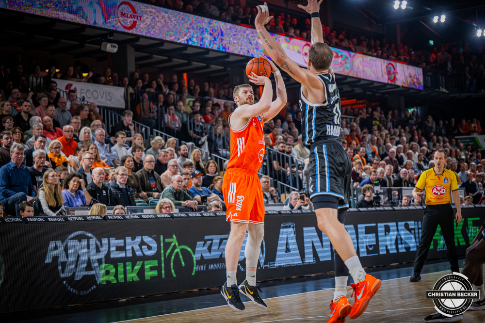 1. Basketball Bundesliga, easyCredit BBL, Saison 2025/2026, Herren, Hauptrunde, 9. Spieltag, 07.12.2025, RASTA Vechta - Veolia Hamburg Towers
Luc van Slooten (#6 - RASTA Vechta) beim Jumpshot
Schlüsselwörter: 07.12.2025;1. Bundesliga;7. Spieltag;BBL;Basketball;Hamburg;Hauptrunde;Liga;RASTA;RASTA Dome;Saison 2025/2026;Towers;Vechta;Veolia;easycredit