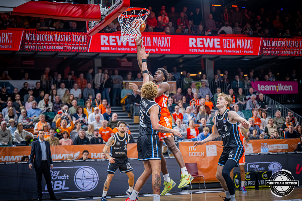 1. Basketball Bundesliga, easyCredit BBL, Saison 2025/2026, Herren, Hauptrunde, 9. Spieltag, 07.12.2025, RASTA Vechta - Veolia Hamburg Towers
Malcolm Dandridge (#23 - RASTA Vechta) beim Korbleger
Schlüsselwörter: 07.12.2025;1. Bundesliga;7. Spieltag;BBL;Basketball;Hamburg;Hauptrunde;Liga;RASTA;RASTA Dome;Saison 2025/2026;Towers;Vechta;Veolia;easycredit