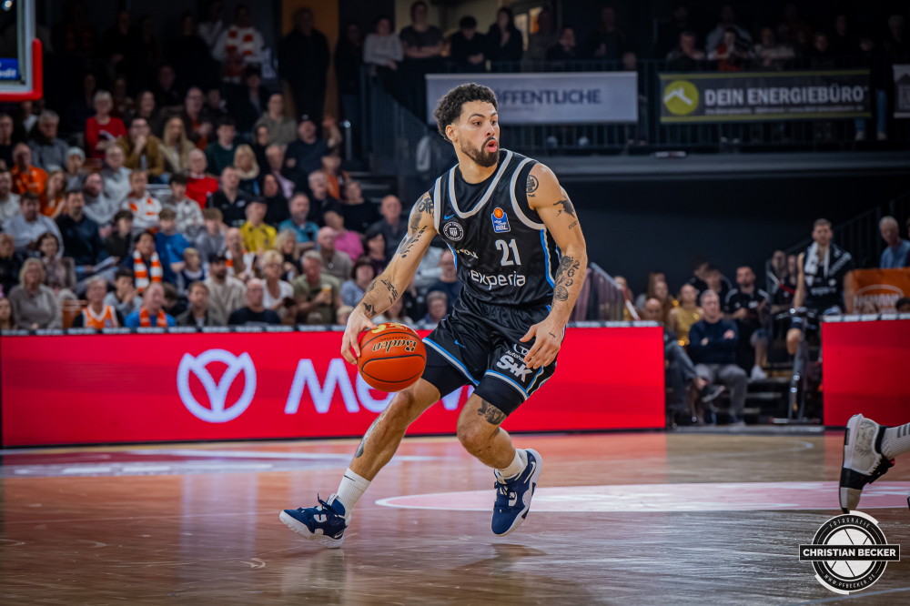 1. Basketball Bundesliga, easyCredit BBL, Saison 2025/2026, Herren, Hauptrunde, 9. Spieltag, 07.12.2025, RASTA Vechta - Veolia Hamburg Towers
Devon Daniels (#21 - Veolia Towers Hamburg) in Aktion
Schlüsselwörter: 07.12.2025;1. Bundesliga;7. Spieltag;BBL;Basketball;Hamburg;Hauptrunde;Liga;RASTA;RASTA Dome;Saison 2025/2026;Towers;Vechta;Veolia;easycredit