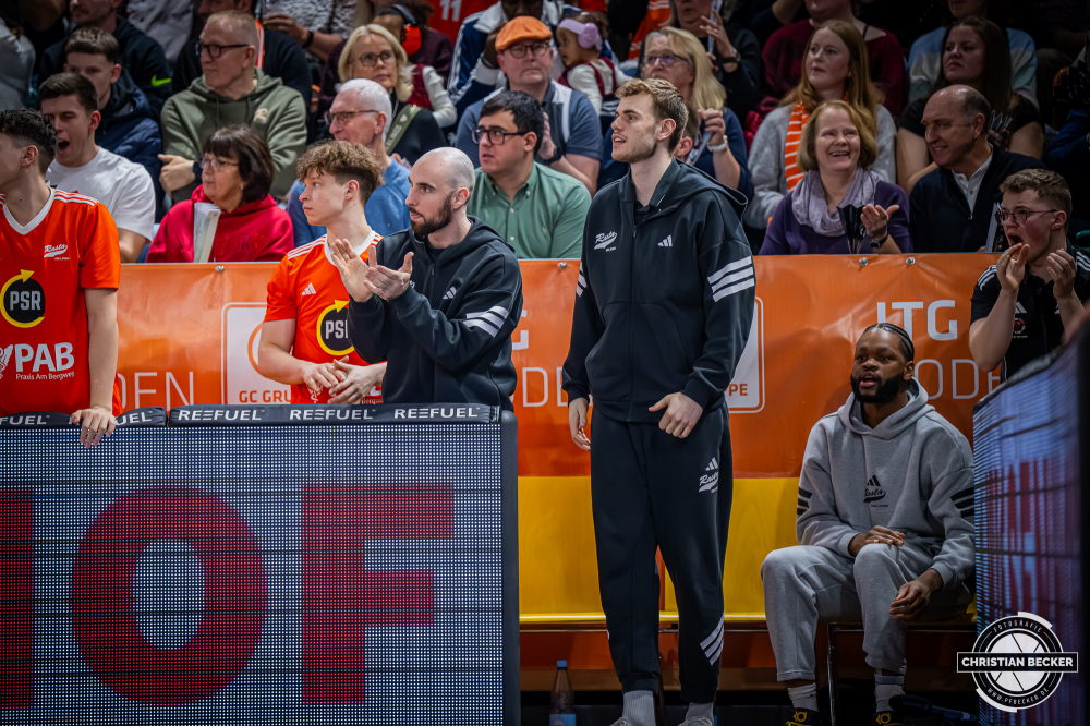 1. Basketball Bundesliga, easyCredit BBL, Saison 2025/2026, Herren, Hauptrunde, 9. Spieltag, 07.12.2025, RASTA Vechta - Veolia Hamburg Towers
Tommy Kuhse (#12 - RASTA Vechta), Linus Trettin (#15 - RASTA Vechta) und Lloyd Pandi (#41 - RASTA Vechta) verletzt auf der Bank
Schlüsselwörter: 07.12.2025;1. Bundesliga;7. Spieltag;BBL;Basketball;Hamburg;Hauptrunde;Liga;RASTA;RASTA Dome;Saison 2025/2026;Towers;Vechta;Veolia;easycredit