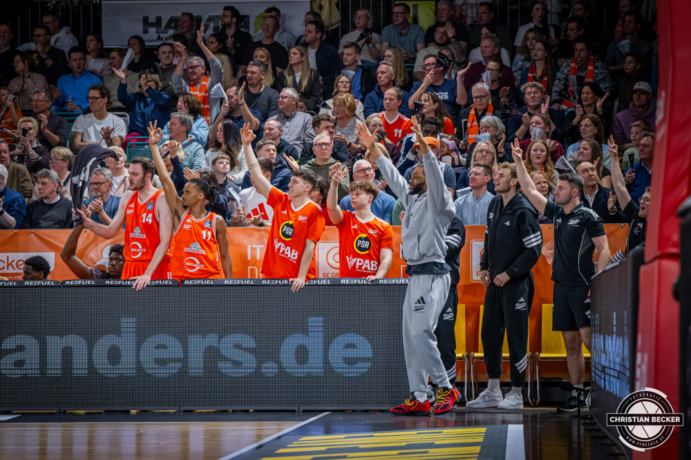 1. Basketball Bundesliga, easyCredit BBL, Saison 2025/2026, Herren, Hauptrunde, 9. Spieltag, 07.12.2025, RASTA Vechta - Veolia Hamburg Towers
Das Team von RASTA Vechta zeigt Emotionen w&auml;hrend der Partie
Schlüsselwörter: 07.12.2025;1. Bundesliga;7. Spieltag;BBL;Basketball;Hamburg;Hauptrunde;Liga;RASTA;RASTA Dome;Saison 2025/2026;Towers;Vechta;Veolia;easycredit