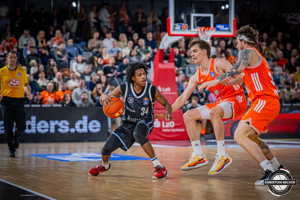1. Basketball Bundesliga, easyCredit BBL, Saison 2025/2026, Herren, Hauptrunde, 9. Spieltag, 07.12.2025, RASTA Vechta - Veolia Hamburg Towers
Ross Williams (#34 - Veolia Towers Hamburg) in Aktion
Schlüsselwörter: 07.12.2025;1. Bundesliga;7. Spieltag;BBL;Basketball;Hamburg;Hauptrunde;Liga;RASTA;RASTA Dome;Saison 2025/2026;Towers;Vechta;Veolia;easycredit