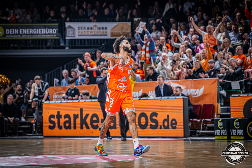 1. Basketball Bundesliga, easyCredit BBL, Saison 2025/2026, Herren, Hauptrunde, 9. Spieltag, 07.12.2025, RASTA Vechta - Veolia Hamburg Towers
Tevin Brown (#10 - RASTA Vechta) zeigt Emotionen w&auml;hrend der Partie
Schlüsselwörter: 07.12.2025;1. Bundesliga;7. Spieltag;BBL;Basketball;Hamburg;Hauptrunde;Liga;RASTA;RASTA Dome;Saison 2025/2026;Towers;Vechta;Veolia;easycredit