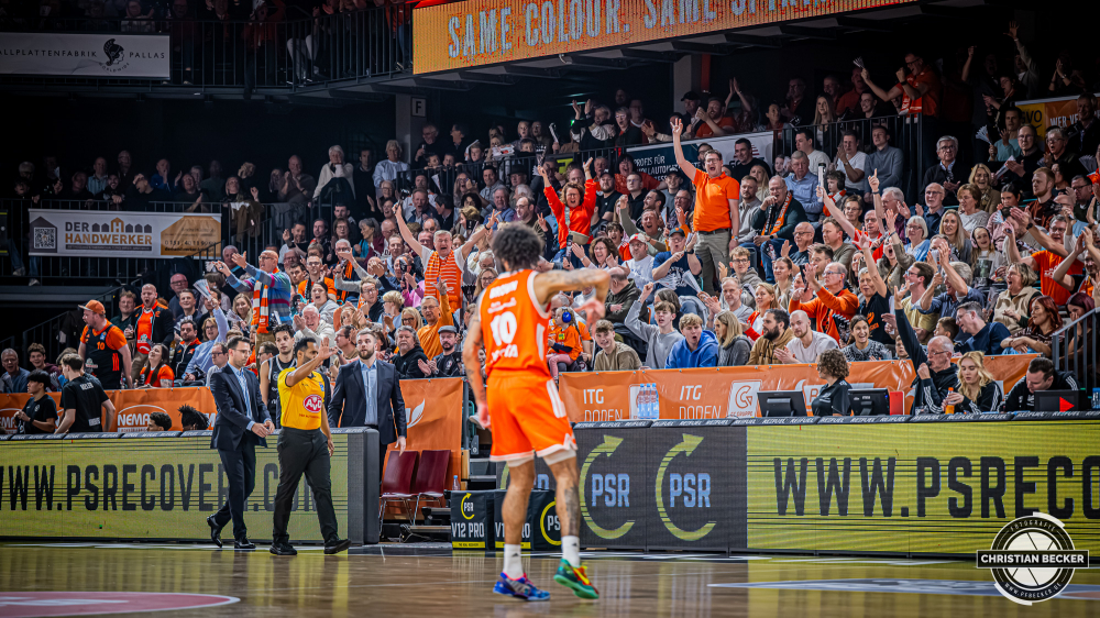 1. Basketball Bundesliga, easyCredit BBL, Saison 2025/2026, Herren, Hauptrunde, 9. Spieltag, 07.12.2025, RASTA Vechta - Veolia Hamburg Towers
Die Fans von RASTA Vechta zeigt Emotionen w&auml;hrend der Partie
Schlüsselwörter: 07.12.2025;1. Bundesliga;7. Spieltag;BBL;Basketball;Hamburg;Hauptrunde;Liga;RASTA;RASTA Dome;Saison 2025/2026;Towers;Vechta;Veolia;easycredit