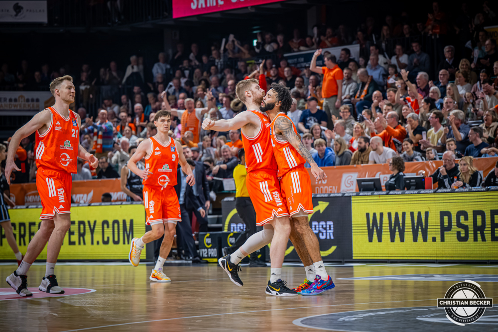 1. Basketball Bundesliga, easyCredit BBL, Saison 2025/2026, Herren, Hauptrunde, 9. Spieltag, 07.12.2025, RASTA Vechta - Veolia Hamburg Towers
Luc van Slooten (#6 - RASTA Vechta) und Tevin Brown (#10 - RASTA Vechta) w&auml;hrend der Partie
Schlüsselwörter: 07.12.2025;1. Bundesliga;7. Spieltag;BBL;Basketball;Hamburg;Hauptrunde;Liga;RASTA;RASTA Dome;Saison 2025/2026;Towers;Vechta;Veolia;easycredit