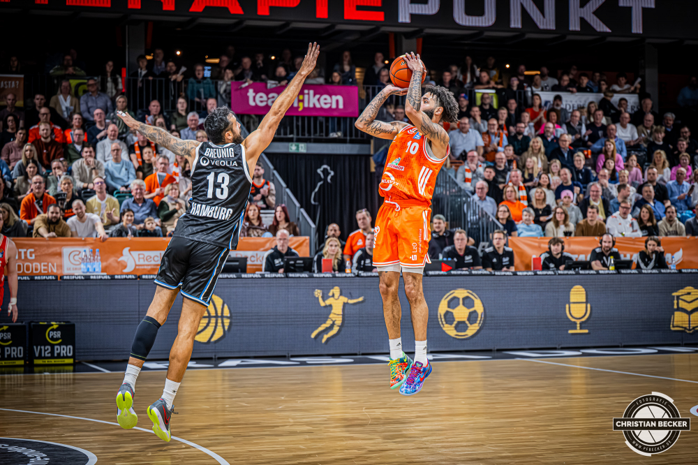 1. Basketball Bundesliga, easyCredit BBL, Saison 2025/2026, Herren, Hauptrunde, 9. Spieltag, 07.12.2025, RASTA Vechta - Veolia Hamburg Towers
Tevin Brown (#10 - RASTA Vechta) beim Jumpshot
Schlüsselwörter: 07.12.2025;1. Bundesliga;7. Spieltag;BBL;Basketball;Hamburg;Hauptrunde;Liga;RASTA;RASTA Dome;Saison 2025/2026;Towers;Vechta;Veolia;easycredit