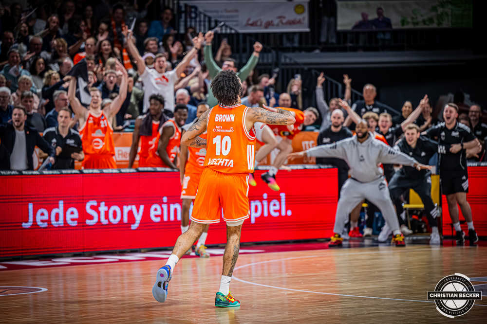 1. Basketball Bundesliga, easyCredit BBL, Saison 2025/2026, Herren, Hauptrunde, 9. Spieltag, 07.12.2025, RASTA Vechta - Veolia Hamburg Towers
Tevin Brown (#10 - RASTA Vechta) und das Team zeigen Emotionen w&auml;hrend der Partie
Schlüsselwörter: 07.12.2025;1. Bundesliga;7. Spieltag;BBL;Basketball;Hamburg;Hauptrunde;Liga;RASTA;RASTA Dome;Saison 2025/2026;Towers;Vechta;Veolia;easycredit