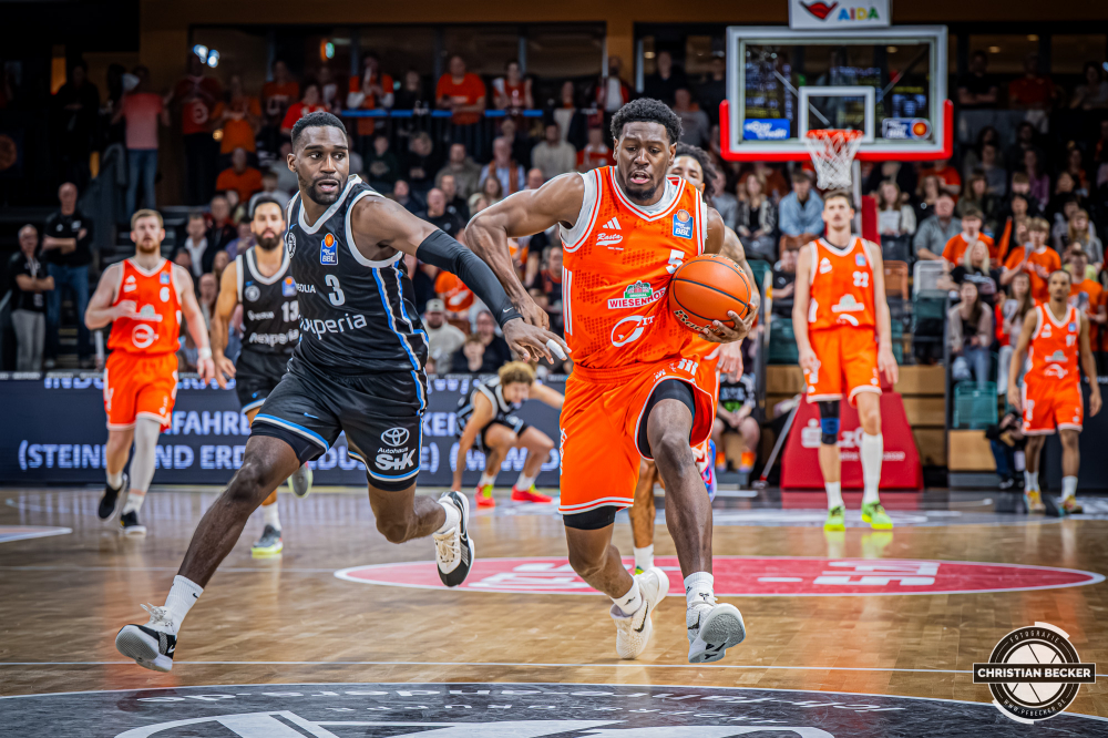 1. Basketball Bundesliga, easyCredit BBL, Saison 2025/2026, Herren, Hauptrunde, 9. Spieltag, 07.12.2025, RASTA Vechta - Veolia Hamburg Towers
TJ Bamba (#5 - RASTA Vechta) in Aktion
Schlüsselwörter: 07.12.2025;1. Bundesliga;7. Spieltag;BBL;Basketball;Hamburg;Hauptrunde;Liga;RASTA;RASTA Dome;Saison 2025/2026;Towers;Vechta;Veolia;easycredit