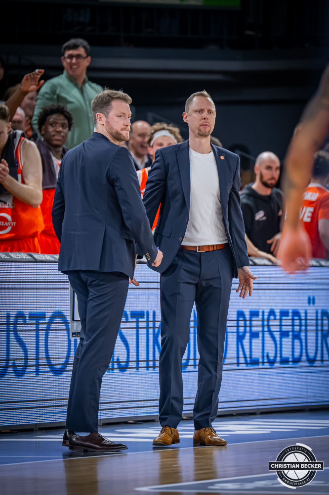 1. Basketball Bundesliga, easyCredit BBL, Saison 2025/2026, Herren, Hauptrunde, 9. Spieltag, 07.12.2025, RASTA Vechta - Veolia Hamburg Towers
Christian Held (Head-Coach - RASTA Vechta) und Marius Graf (Assistent Coach - RASTA Vechta) w&auml;hrend der Partie
Schlüsselwörter: 07.12.2025;1. Bundesliga;7. Spieltag;BBL;Basketball;Hamburg;Hauptrunde;Liga;RASTA;RASTA Dome;Saison 2025/2026;Towers;Vechta;Veolia;easycredit