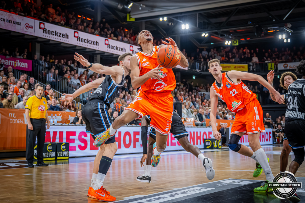 1. Basketball Bundesliga, easyCredit BBL, Saison 2025/2026, Herren, Hauptrunde, 9. Spieltag, 07.12.2025, RASTA Vechta - Veolia Hamburg Towers
Alonzo Verge (#11 - RASTA Vechta) in Aktion
Schlüsselwörter: 07.12.2025;1. Bundesliga;7. Spieltag;BBL;Basketball;Hamburg;Hauptrunde;Liga;RASTA;RASTA Dome;Saison 2025/2026;Towers;Vechta;Veolia;easycredit