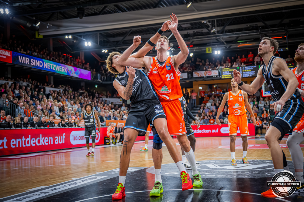 1. Basketball Bundesliga, easyCredit BBL, Saison 2025/2026, Herren, Hauptrunde, 9. Spieltag, 07.12.2025, RASTA Vechta - Veolia Hamburg Towers
Tibor Plei&szlig; (#22 - RASTA Vechta) in Aktion
Schlüsselwörter: 07.12.2025;1. Bundesliga;7. Spieltag;BBL;Basketball;Hamburg;Hauptrunde;Liga;RASTA;RASTA Dome;Saison 2025/2026;Towers;Vechta;Veolia;easycredit