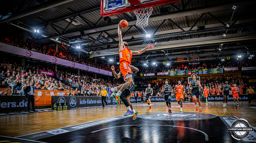 1. Basketball Bundesliga, easyCredit BBL, Saison 2025/2026, Herren, Hauptrunde, 9. Spieltag, 07.12.2025, RASTA Vechta - Veolia Hamburg Towers
Tevin Brown (#10 - RASTA Vechta) beim Dunk
Schlüsselwörter: 07.12.2025;1. Bundesliga;7. Spieltag;BBL;Basketball;Hamburg;Hauptrunde;Liga;RASTA;RASTA Dome;Saison 2025/2026;Towers;Vechta;Veolia;easycredit