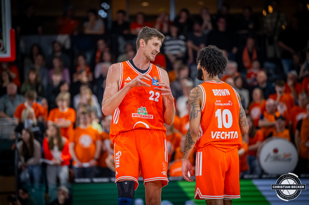 1. Basketball Bundesliga, easyCredit BBL, Saison 2025/2026, Herren, Hauptrunde, 9. Spieltag, 07.12.2025, RASTA Vechta - Veolia Hamburg Towers
Tibor Plei&szlig; (#22 - RASTA Vechta) im Gespr&auml;ch mit Tevin Brown (#10 - RASTA Vechta)
Schlüsselwörter: 07.12.2025;1. Bundesliga;7. Spieltag;BBL;Basketball;Hamburg;Hauptrunde;Liga;RASTA;RASTA Dome;Saison 2025/2026;Towers;Vechta;Veolia;easycredit