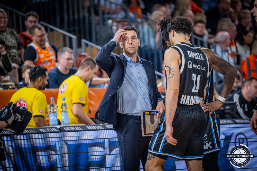 1. Basketball Bundesliga, easyCredit BBL, Saison 2025/2026, Herren, Hauptrunde, 9. Spieltag, 07.12.2025, RASTA Vechta - Veolia Hamburg Towers
Benka Barloschky (Head-Coach - Veolia Towers Hamburg) w&auml;hrend der Partie
Schlüsselwörter: 07.12.2025;1. Bundesliga;7. Spieltag;BBL;Basketball;Hamburg;Hauptrunde;Liga;RASTA;RASTA Dome;Saison 2025/2026;Towers;Vechta;Veolia;easycredit