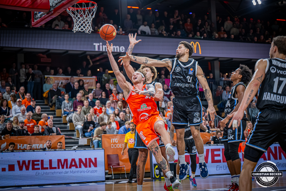 1. Basketball Bundesliga, easyCredit BBL, Saison 2025/2026, Herren, Hauptrunde, 9. Spieltag, 07.12.2025, RASTA Vechta - Veolia Hamburg Towers
Booker Coplin (#30 - RASTA Vechta) beim Korbleger
Schlüsselwörter: 07.12.2025;1. Bundesliga;7. Spieltag;BBL;Basketball;Hamburg;Hauptrunde;Liga;RASTA;RASTA Dome;Saison 2025/2026;Towers;Vechta;Veolia;easycredit