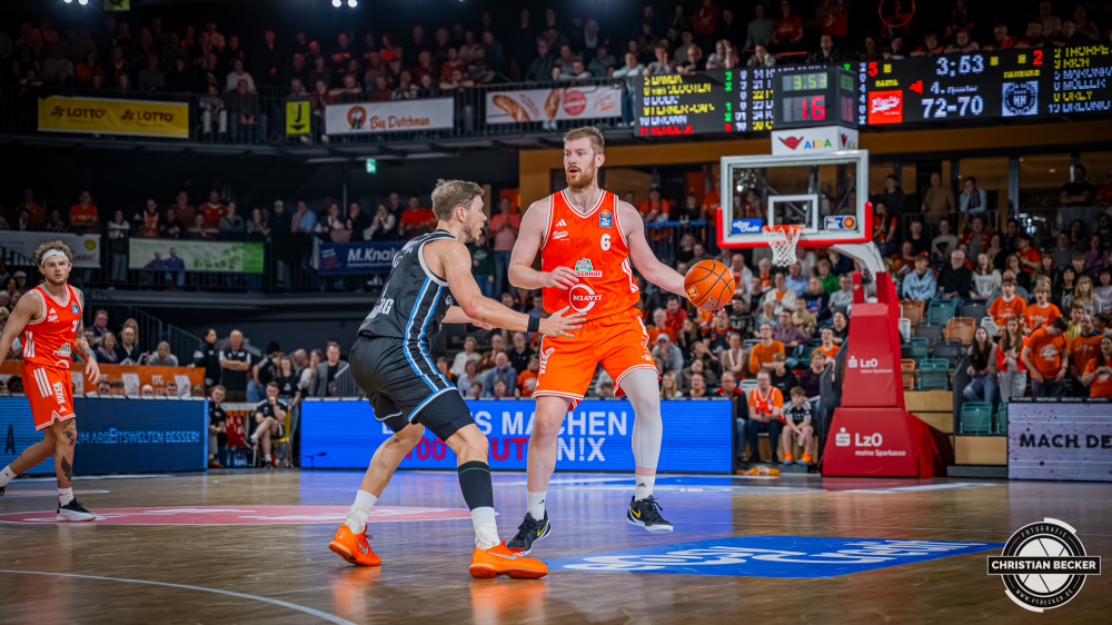 1. Basketball Bundesliga, easyCredit BBL, Saison 2025/2026, Herren, Hauptrunde, 9. Spieltag, 07.12.2025, RASTA Vechta - Veolia Hamburg Towers
Luc van Slooten (#6 - RASTA Vechta) in Aktion
Schlüsselwörter: 07.12.2025;1. Bundesliga;7. Spieltag;BBL;Basketball;Hamburg;Hauptrunde;Liga;RASTA;RASTA Dome;Saison 2025/2026;Towers;Vechta;Veolia;easycredit