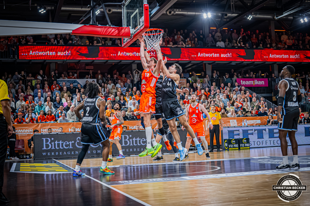 1. Basketball Bundesliga, easyCredit BBL, Saison 2025/2026, Herren, Hauptrunde, 9. Spieltag, 07.12.2025, RASTA Vechta - Veolia Hamburg Towers
Tibor Plei&szlig; (#22 - RASTA Vechta) beim Korbleger
Schlüsselwörter: 07.12.2025;1. Bundesliga;7. Spieltag;BBL;Basketball;Hamburg;Hauptrunde;Liga;RASTA;RASTA Dome;Saison 2025/2026;Towers;Vechta;Veolia;easycredit