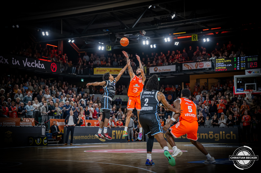 1. Basketball Bundesliga, easyCredit BBL, Saison 2025/2026, Herren, Hauptrunde, 9. Spieltag, 07.12.2025, RASTA Vechta - Veolia Hamburg Towers
Tevin Brown (#10 - RASTA Vechta) beim Jumpshot
Schlüsselwörter: 07.12.2025;1. Bundesliga;7. Spieltag;BBL;Basketball;Hamburg;Hauptrunde;Liga;RASTA;RASTA Dome;Saison 2025/2026;Towers;Vechta;Veolia;easycredit