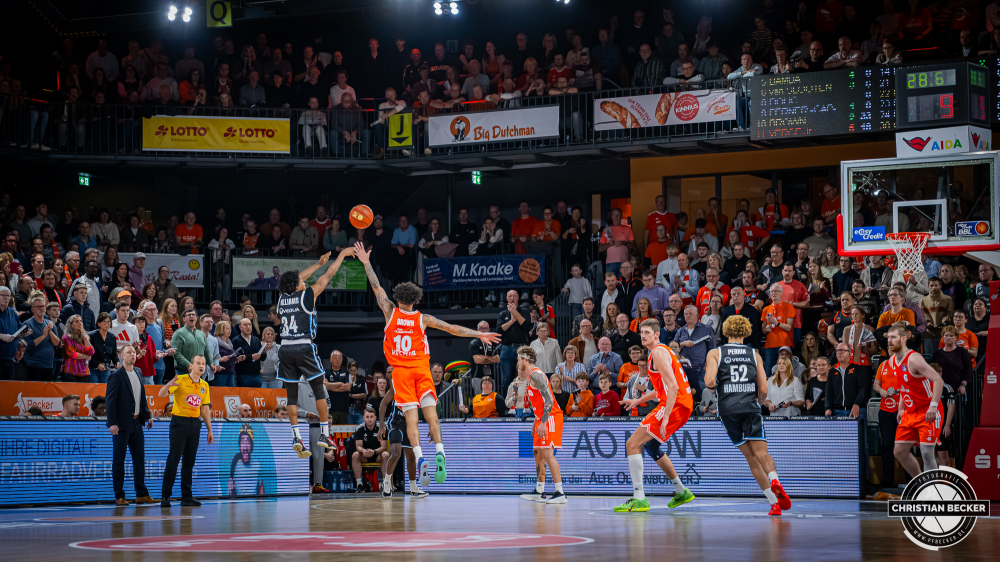 1. Basketball Bundesliga, easyCredit BBL, Saison 2025/2026, Herren, Hauptrunde, 9. Spieltag, 07.12.2025, RASTA Vechta - Veolia Hamburg Towers
Ross Williams (#34 - Veolia Towers Hamburg) beim Jumpshot
Schlüsselwörter: 07.12.2025;1. Bundesliga;7. Spieltag;BBL;Basketball;Hamburg;Hauptrunde;Liga;RASTA;RASTA Dome;Saison 2025/2026;Towers;Vechta;Veolia;easycredit