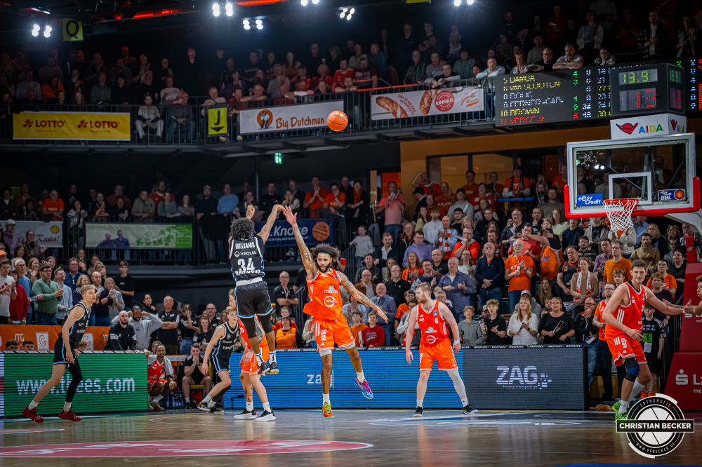 1. Basketball Bundesliga, easyCredit BBL, Saison 2025/2026, Herren, Hauptrunde, 9. Spieltag, 07.12.2025, RASTA Vechta - Veolia Hamburg Towers
Ross Williams (#34 - Veolia Towers Hamburg) beim Jumpshot
Schlüsselwörter: 07.12.2025;1. Bundesliga;7. Spieltag;BBL;Basketball;Hamburg;Hauptrunde;Liga;RASTA;RASTA Dome;Saison 2025/2026;Towers;Vechta;Veolia;easycredit