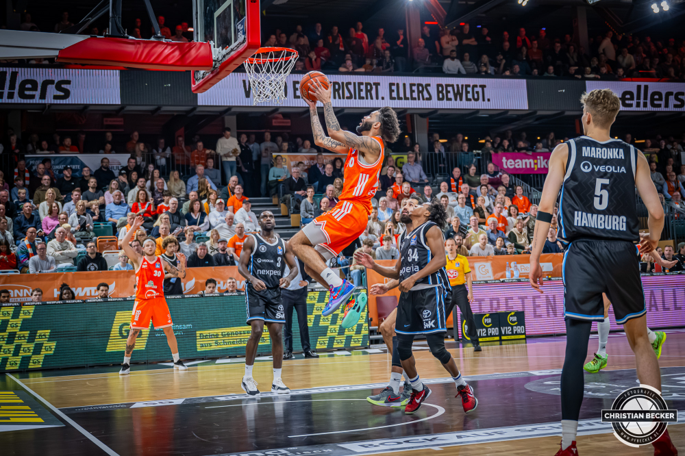 1. Basketball Bundesliga, easyCredit BBL, Saison 2025/2026, Herren, Hauptrunde, 9. Spieltag, 07.12.2025, RASTA Vechta - Veolia Hamburg Towers
Tevin Brown (#10 - RASTA Vechta) beim Korbleger
Schlüsselwörter: 07.12.2025;1. Bundesliga;7. Spieltag;BBL;Basketball;Hamburg;Hauptrunde;Liga;RASTA;RASTA Dome;Saison 2025/2026;Towers;Vechta;Veolia;easycredit