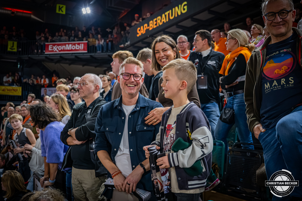 1. Basketball Bundesliga, easyCredit BBL, Saison 2025/2026, Herren, Hauptrunde, 9. Spieltag, 07.12.2025, RASTA Vechta - Veolia Hamburg Towers
Die Fans von RASTA Vechta w&auml;hrend der Partie
Schlüsselwörter: 07.12.2025;1. Bundesliga;7. Spieltag;BBL;Basketball;Hamburg;Hauptrunde;Liga;RASTA;RASTA Dome;Saison 2025/2026;Towers;Vechta;Veolia;easycredit