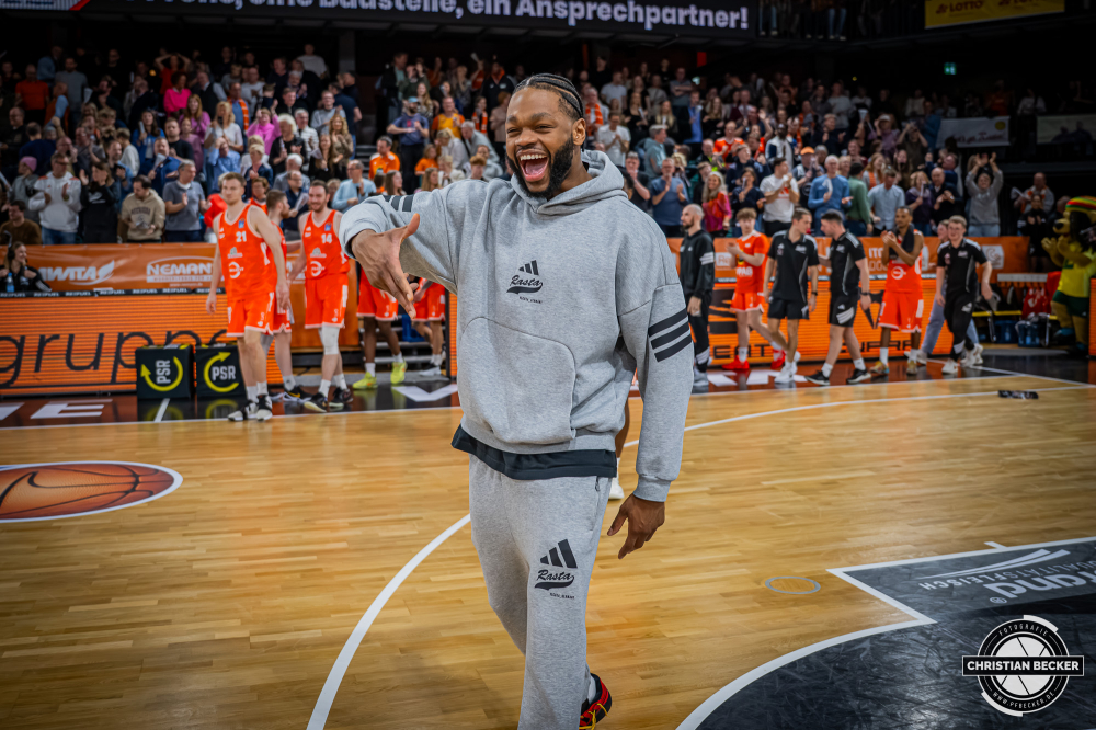 1. Basketball Bundesliga, easyCredit BBL, Saison 2025/2026, Herren, Hauptrunde, 9. Spieltag, 07.12.2025, RASTA Vechta - Veolia Hamburg Towers
Lloyd Pandi (#41 - RASTA Vechta) zeigt Emotionen nach der Partie
Schlüsselwörter: 07.12.2025;1. Bundesliga;7. Spieltag;BBL;Basketball;Hamburg;Hauptrunde;Liga;RASTA;RASTA Dome;Saison 2025/2026;Towers;Vechta;Veolia;easycredit