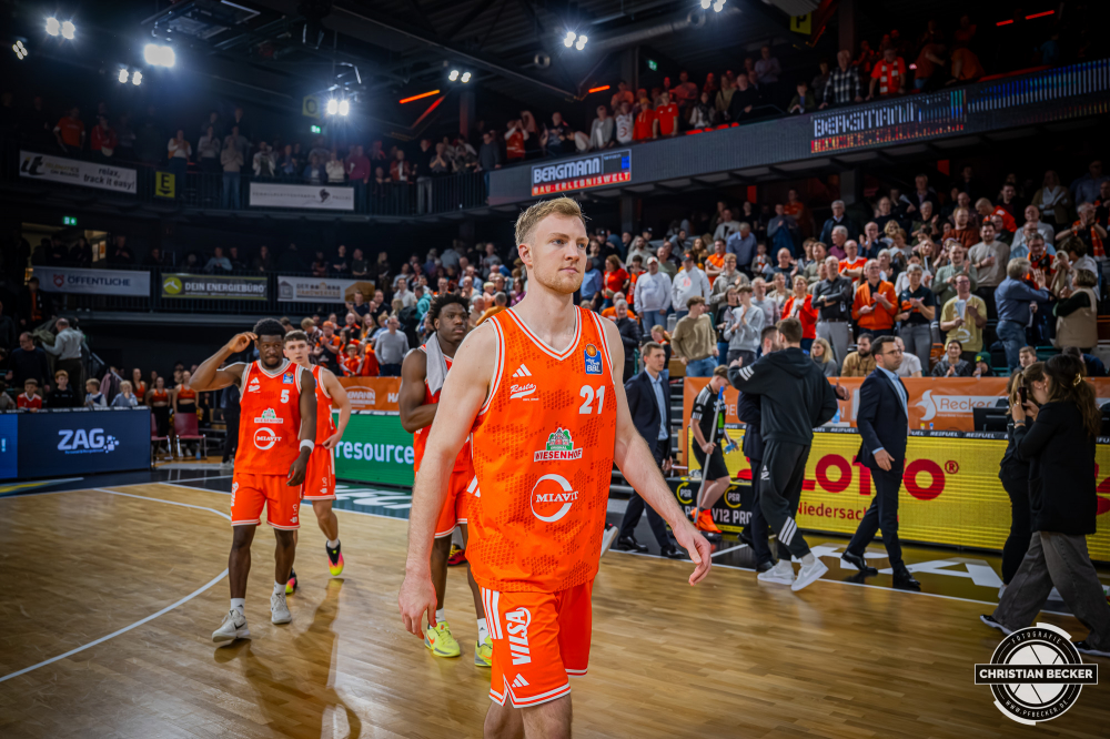 1. Basketball Bundesliga, easyCredit BBL, Saison 2025/2026, Herren, Hauptrunde, 9. Spieltag, 07.12.2025, RASTA Vechta - Veolia Hamburg Towers
Lars Thiemann (#21 - RASTA Vechta) nach der Partie
Schlüsselwörter: 07.12.2025;1. Bundesliga;7. Spieltag;BBL;Basketball;Hamburg;Hauptrunde;Liga;RASTA;RASTA Dome;Saison 2025/2026;Towers;Vechta;Veolia;easycredit