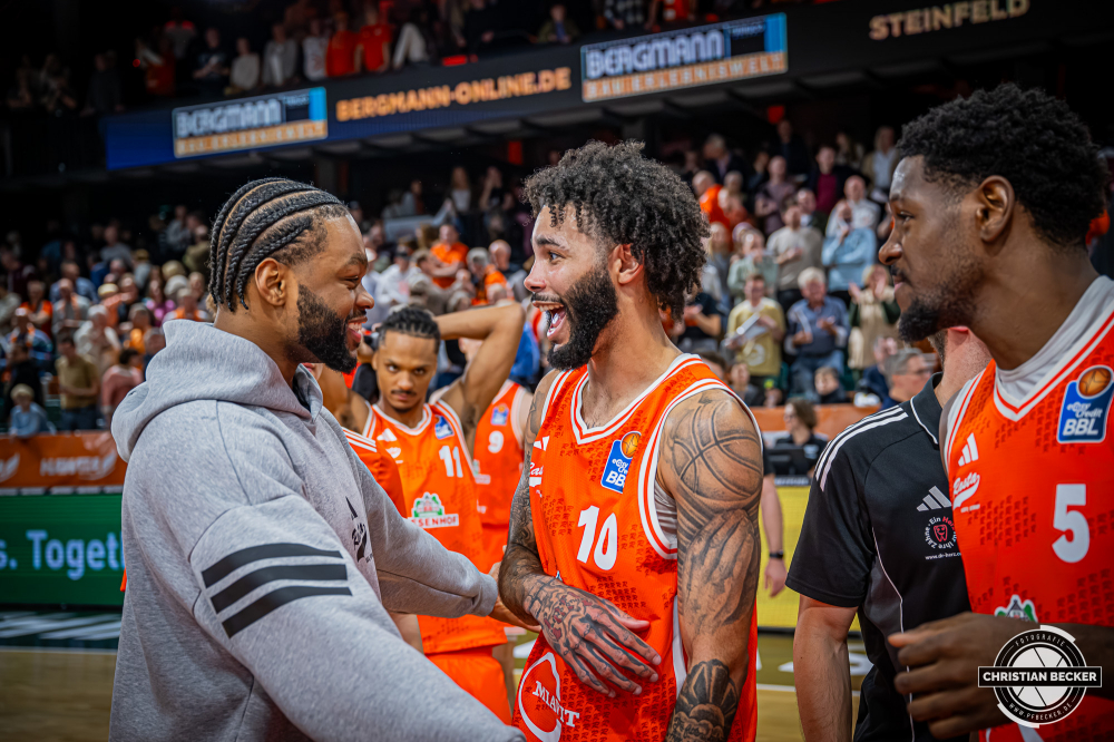 1. Basketball Bundesliga, easyCredit BBL, Saison 2025/2026, Herren, Hauptrunde, 9. Spieltag, 07.12.2025, RASTA Vechta - Veolia Hamburg Towers
Lloyd Pandi (#41 - RASTA Vechta) und Tevin Brown (#10 - RASTA Vechta) nach der Partie
Schlüsselwörter: 07.12.2025;1. Bundesliga;7. Spieltag;BBL;Basketball;Hamburg;Hauptrunde;Liga;RASTA;RASTA Dome;Saison 2025/2026;Towers;Vechta;Veolia;easycredit