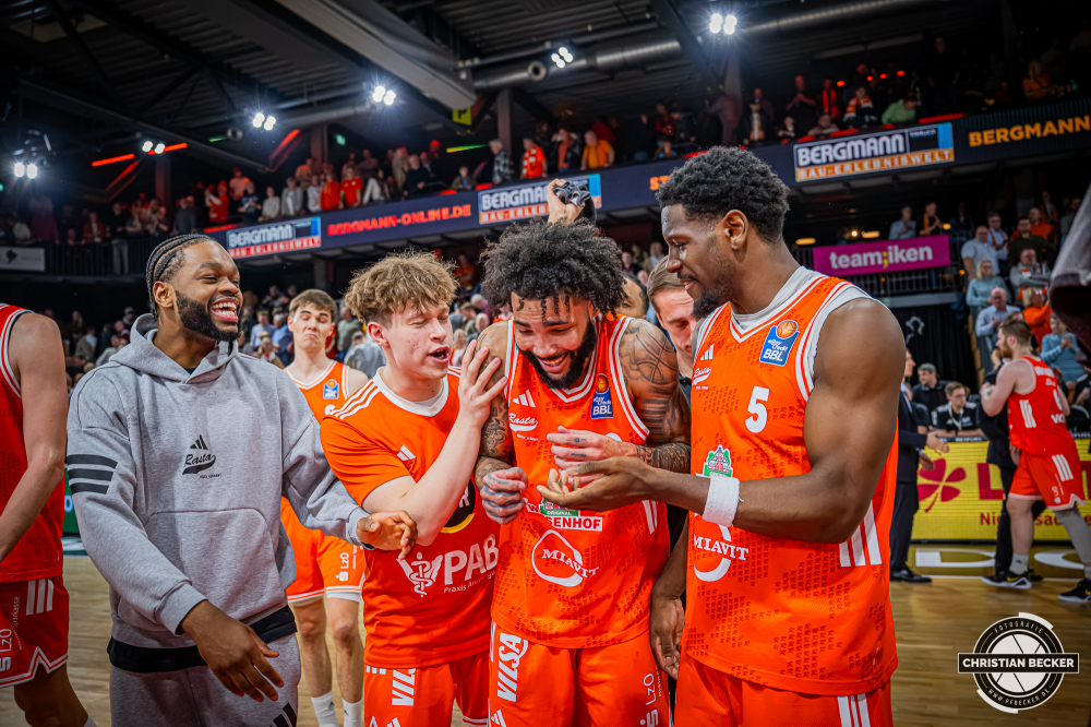 1. Basketball Bundesliga, easyCredit BBL, Saison 2025/2026, Herren, Hauptrunde, 9. Spieltag, 07.12.2025, RASTA Vechta - Veolia Hamburg Towers
Lloyd Pandi (#41 - RASTA Vechta), Roy Krupnikas (#24 - RASTA Vechta), Tevin Brown (#10 - RASTA Vechta) und TJ Bamba (#5 - RASTA Vechta) zeigen Emotionen nach der Partie
Schlüsselwörter: 07.12.2025;1. Bundesliga;7. Spieltag;BBL;Basketball;Hamburg;Hauptrunde;Liga;RASTA;RASTA Dome;Saison 2025/2026;Towers;Vechta;Veolia;easycredit