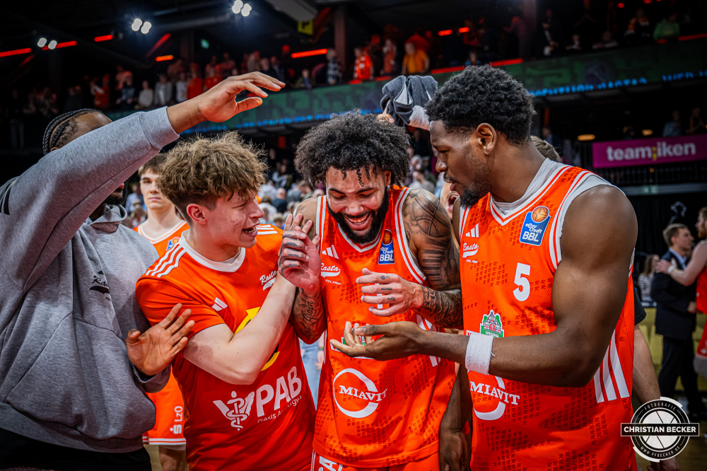 1. Basketball Bundesliga, easyCredit BBL, Saison 2025/2026, Herren, Hauptrunde, 9. Spieltag, 07.12.2025, RASTA Vechta - Veolia Hamburg Towers
Lloyd Pandi (#41 - RASTA Vechta), Roy Krupnikas (#24 - RASTA Vechta), Tevin Brown (#10 - RASTA Vechta) und TJ Bamba (#5 - RASTA Vechta) zeigen Emotionen nach der Partie
Schlüsselwörter: 07.12.2025;1. Bundesliga;7. Spieltag;BBL;Basketball;Hamburg;Hauptrunde;Liga;RASTA;RASTA Dome;Saison 2025/2026;Towers;Vechta;Veolia;easycredit