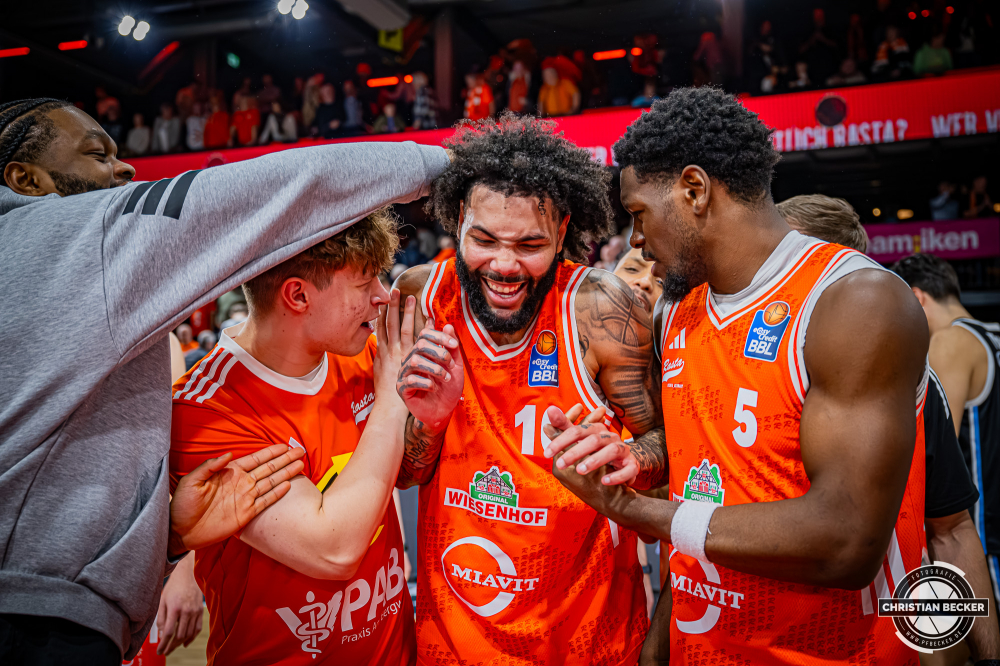 1. Basketball Bundesliga, easyCredit BBL, Saison 2025/2026, Herren, Hauptrunde, 9. Spieltag, 07.12.2025, RASTA Vechta - Veolia Hamburg Towers
Lloyd Pandi (#41 - RASTA Vechta), Roy Krupnikas (#24 - RASTA Vechta), Tevin Brown (#10 - RASTA Vechta) und TJ Bamba (#5 - RASTA Vechta) zeigen Emotionen nach der Partie
Schlüsselwörter: 07.12.2025;1. Bundesliga;7. Spieltag;BBL;Basketball;Hamburg;Hauptrunde;Liga;RASTA;RASTA Dome;Saison 2025/2026;Towers;Vechta;Veolia;easycredit