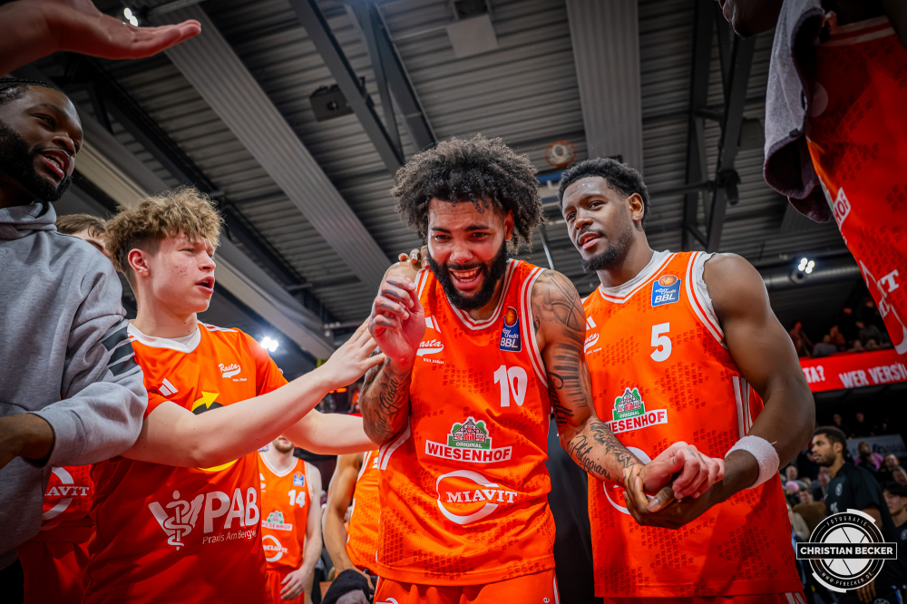 1. Basketball Bundesliga, easyCredit BBL, Saison 2025/2026, Herren, Hauptrunde, 9. Spieltag, 07.12.2025, RASTA Vechta - Veolia Hamburg Towers
Lloyd Pandi (#41 - RASTA Vechta), Roy Krupnikas (#24 - RASTA Vechta), Tevin Brown (#10 - RASTA Vechta) und TJ Bamba (#5 - RASTA Vechta) zeigen Emotionen nach der Partie
Schlüsselwörter: 07.12.2025;1. Bundesliga;7. Spieltag;BBL;Basketball;Hamburg;Hauptrunde;Liga;RASTA;RASTA Dome;Saison 2025/2026;Towers;Vechta;Veolia;easycredit