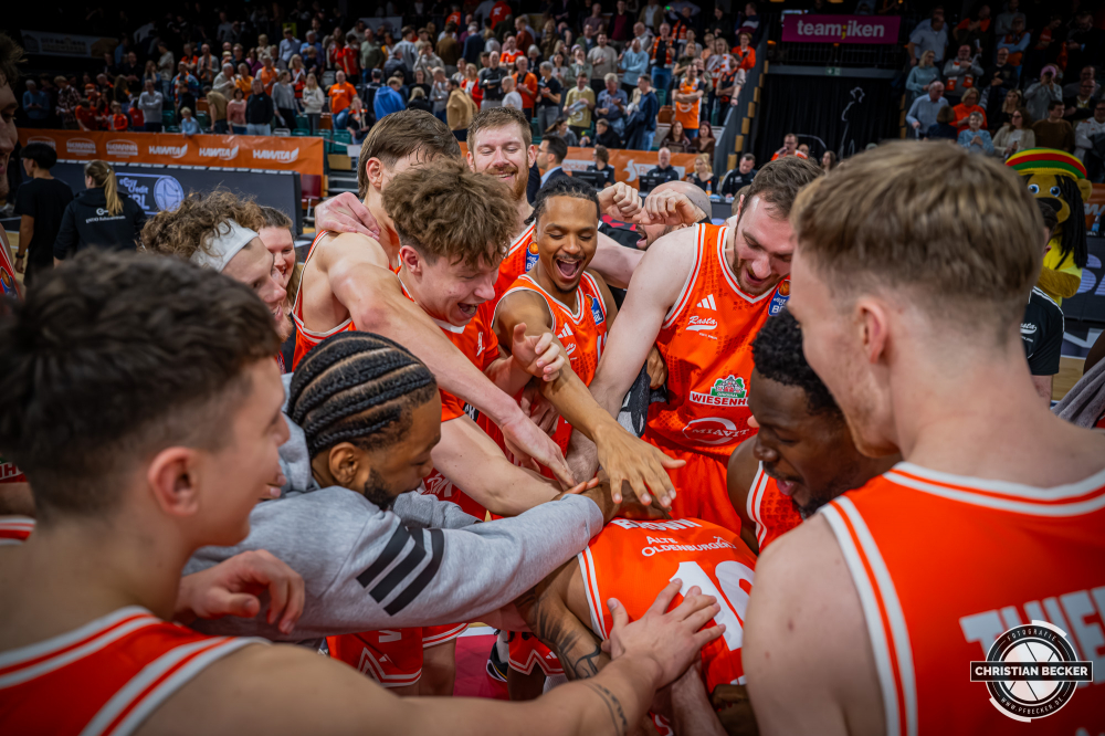 1. Basketball Bundesliga, easyCredit BBL, Saison 2025/2026, Herren, Hauptrunde, 9. Spieltag, 07.12.2025, RASTA Vechta - Veolia Hamburg Towers
Das Team von RASTA Vechta zeigt Emotionen nach der Partie
Schlüsselwörter: 07.12.2025;1. Bundesliga;7. Spieltag;BBL;Basketball;Hamburg;Hauptrunde;Liga;RASTA;RASTA Dome;Saison 2025/2026;Towers;Vechta;Veolia;easycredit