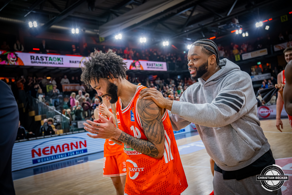 1. Basketball Bundesliga, easyCredit BBL, Saison 2025/2026, Herren, Hauptrunde, 9. Spieltag, 07.12.2025, RASTA Vechta - Veolia Hamburg Towers
Tevin Brown (#10 - RASTA Vechta) und Lloyd Pandi (#41 - RASTA Vechta) nach der Partie
Schlüsselwörter: 07.12.2025;1. Bundesliga;7. Spieltag;BBL;Basketball;Hamburg;Hauptrunde;Liga;RASTA;RASTA Dome;Saison 2025/2026;Towers;Vechta;Veolia;easycredit