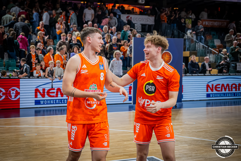 1. Basketball Bundesliga, easyCredit BBL, Saison 2025/2026, Herren, Hauptrunde, 9. Spieltag, 07.12.2025, RASTA Vechta - Veolia Hamburg Towers
Dominik Dolic (#8 - RASTA Vechta) und Roy Krupnikas (#24 - RASTA Vechta) nach der Partie
Schlüsselwörter: 07.12.2025;1. Bundesliga;7. Spieltag;BBL;Basketball;Hamburg;Hauptrunde;Liga;RASTA;RASTA Dome;Saison 2025/2026;Towers;Vechta;Veolia;easycredit