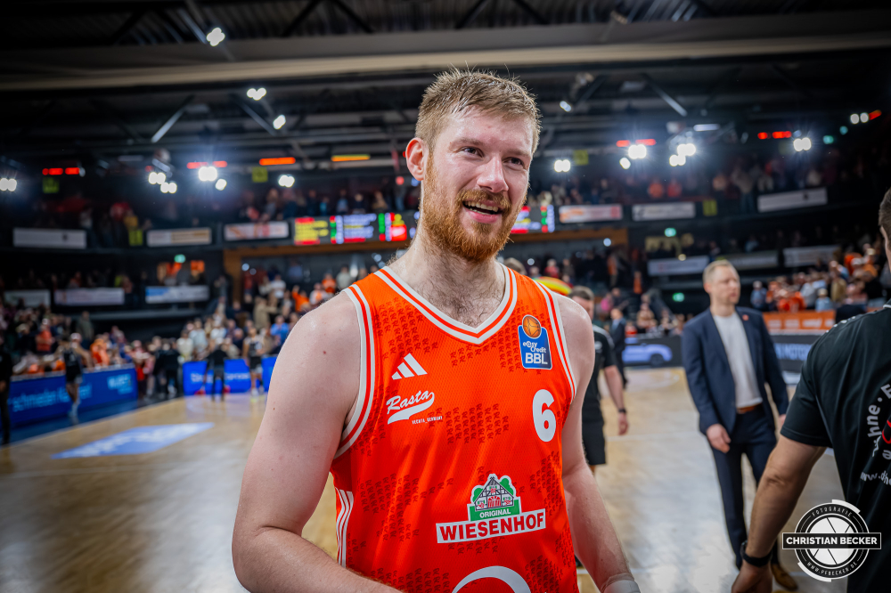 1. Basketball Bundesliga, easyCredit BBL, Saison 2025/2026, Herren, Hauptrunde, 9. Spieltag, 07.12.2025, RASTA Vechta - Veolia Hamburg Towers
Luc van Slooten (#6 - RASTA Vechta) nach der Partie
Schlüsselwörter: 07.12.2025;1. Bundesliga;7. Spieltag;BBL;Basketball;Hamburg;Hauptrunde;Liga;RASTA;RASTA Dome;Saison 2025/2026;Towers;Vechta;Veolia;easycredit