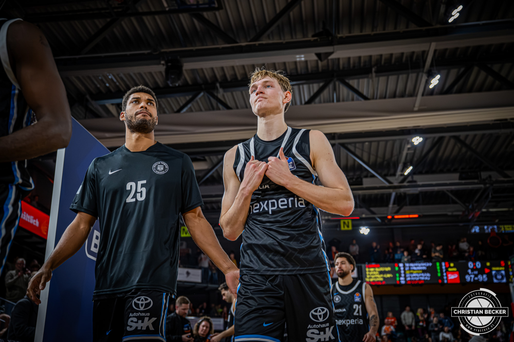 1. Basketball Bundesliga, easyCredit BBL, Saison 2025/2026, Herren, Hauptrunde, 9. Spieltag, 07.12.2025, RASTA Vechta - Veolia Hamburg Towers
Jared Grey (#8 - Veolia Towers Hamburg) und Kenneth Ogbe (#25 - Veolia Towers Hamburg) nach der Partie
Schlüsselwörter: 07.12.2025;1. Bundesliga;7. Spieltag;BBL;Basketball;Hamburg;Hauptrunde;Liga;RASTA;RASTA Dome;Saison 2025/2026;Towers;Vechta;Veolia;easycredit
